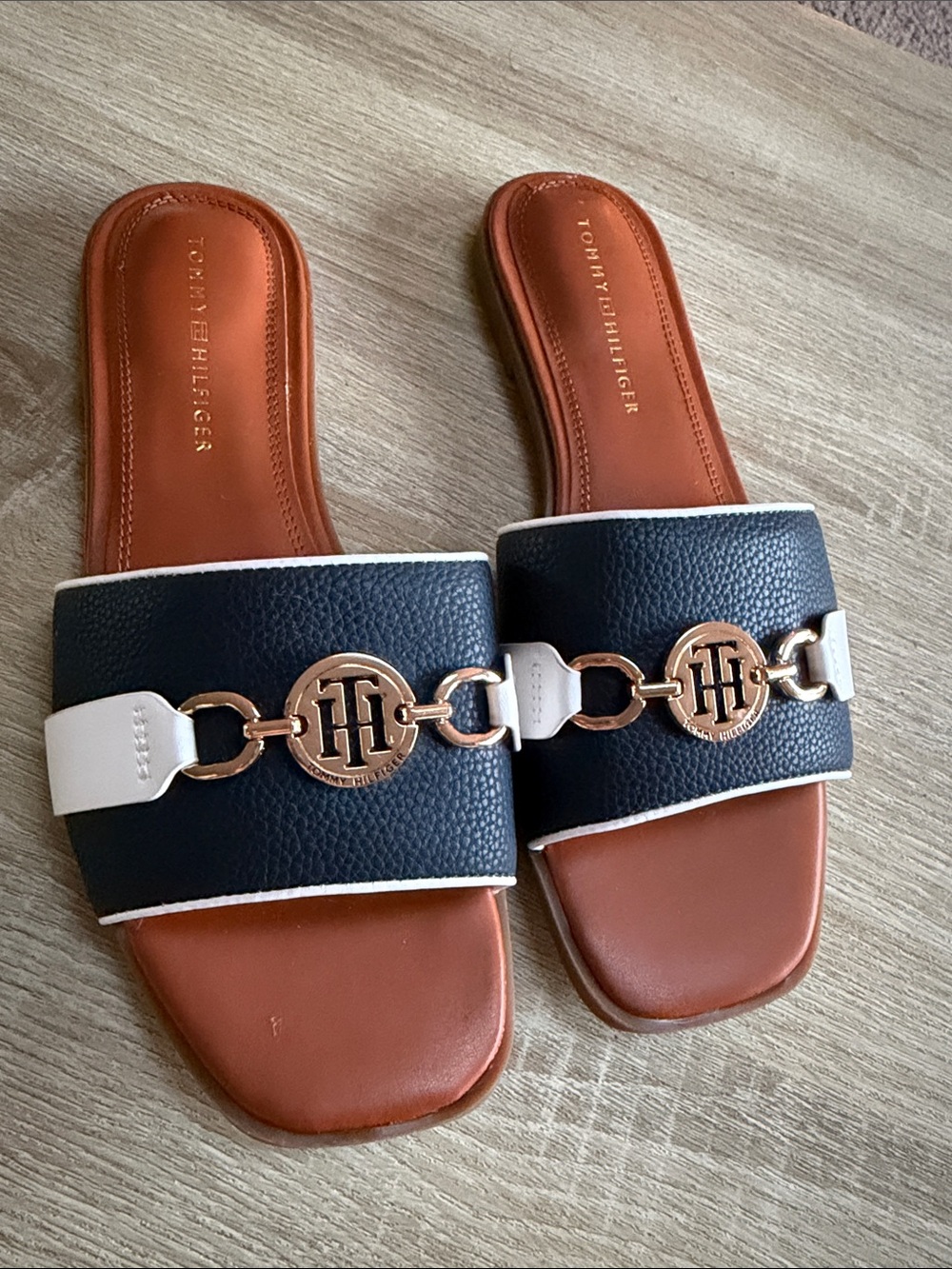 Tommy Hilfiger Navy, White & Tan Logo Chain Slide sandals size 9